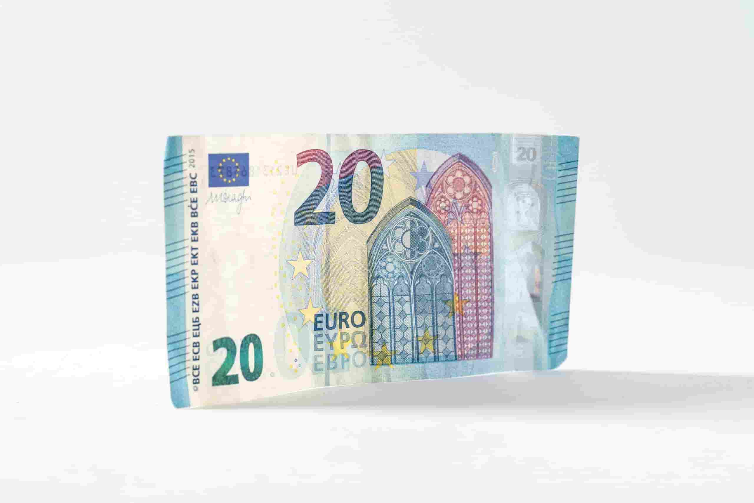 Kuvassa kahdenkymmenen euron seteli, joka kuvastaa vuokrankorotuksesta saatuja hyötyjä.