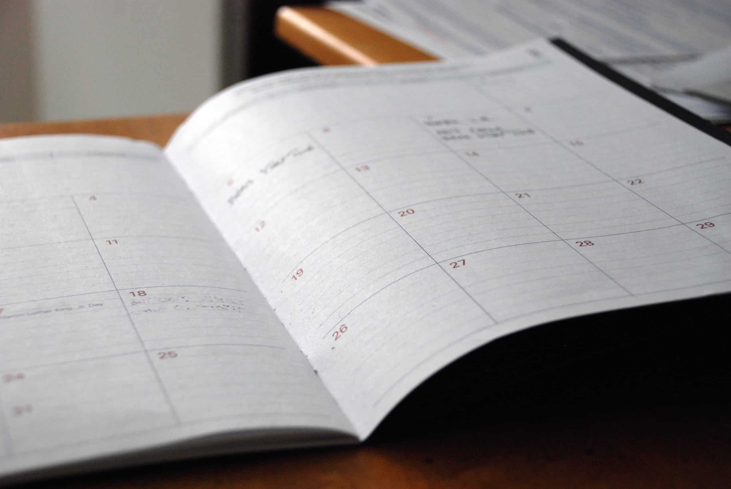 Kuvassa kalenteri, joka kuvastaa asuinhuoneenvuokralain mukaista irtisanomisaikaa.